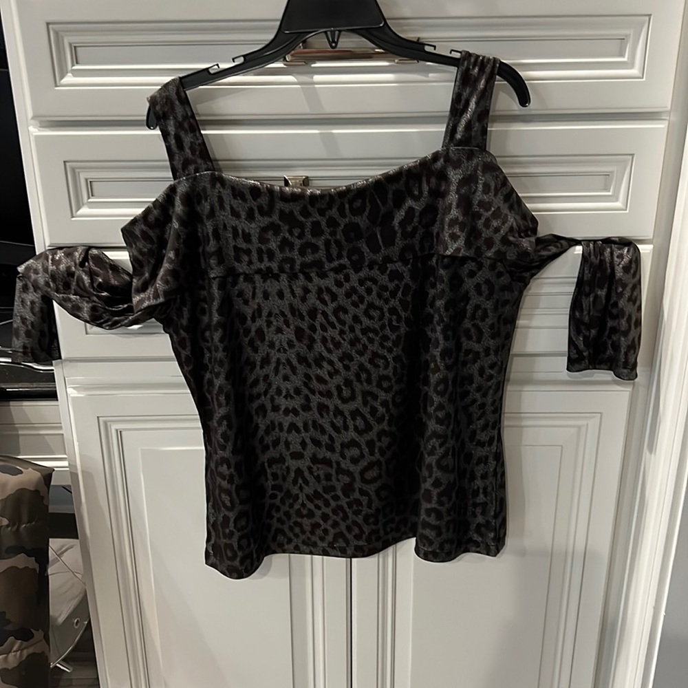 Adorable leopard XL Woman’s top. Brand is Clara S.